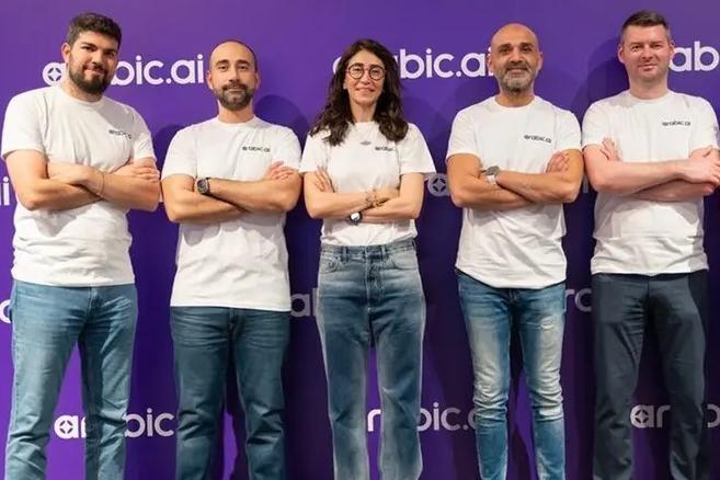 Arabic.AI وStanford CRFM يوسعان معايير الذكاء الاصطناعي باللغة العربية من خلال HELM Arab Enterprise