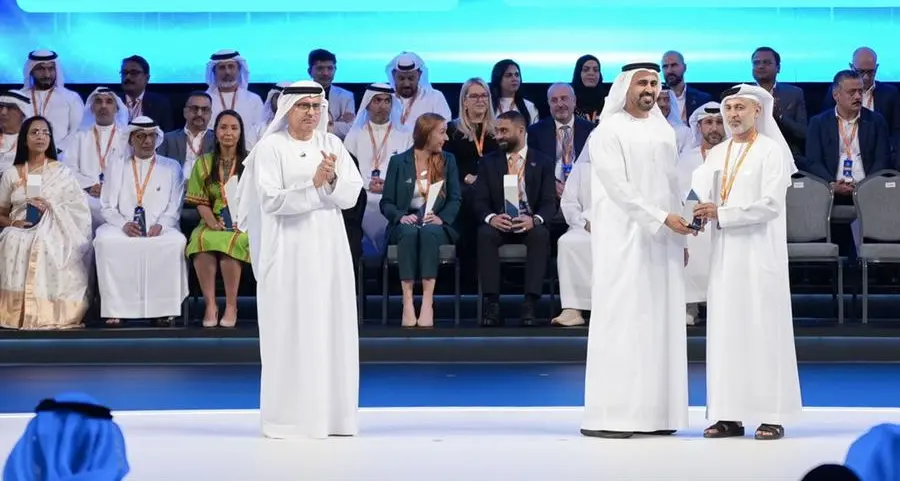 سمو الشيخ ذياب بن محمد بن زايد يكرّم \"راكز\" بجائزة الإمارات للريادة في سوق العمل عن فئة السكنات العمالية الصغيرة والمتوسطة