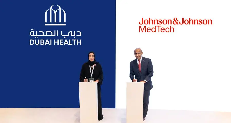 \"دبي الصحية\" و\"جونسون آند جونسون ميدتك\" توقّعان اتفاقية تعاون لتعزيز التعليم المهني ودعم الابتكار الرقمي في الرعاية الصحية