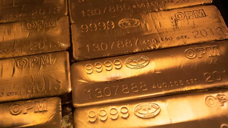 Gold extends losses after trade deal hopes curb safe-haven demand