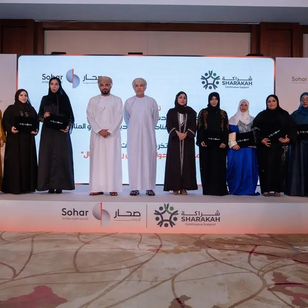 صحار الدولي و\"شراكة\" يحتفيان بتخريج مشاركات برنامج تطوير المشاريع الصغيرة والمتوسطة