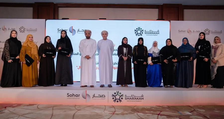 صحار الدولي و\"شراكة\" يحتفيان بتخريج مشاركات برنامج تطوير المشاريع الصغيرة والمتوسطة