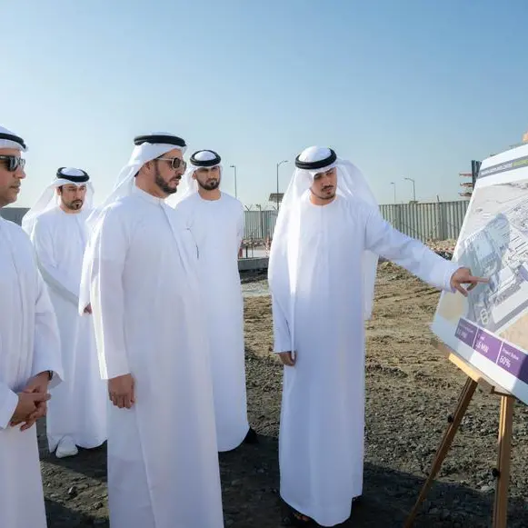 معالي سعيد محمد الطاير يتفقّد سير العمل في مركز البيانات الأخضر التابع لمورو في منطقة ورسان في دبي