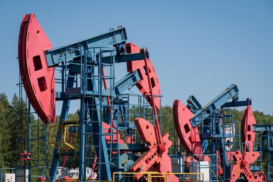 Oil prices fall as markets watch Russia-Ukraine peace efforts for supply signals