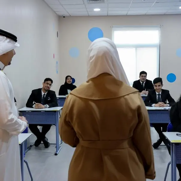 المدير العام لكلية \"فاتيل البحرين\" للضيافة يتفقد سير الامتحانات النهائية