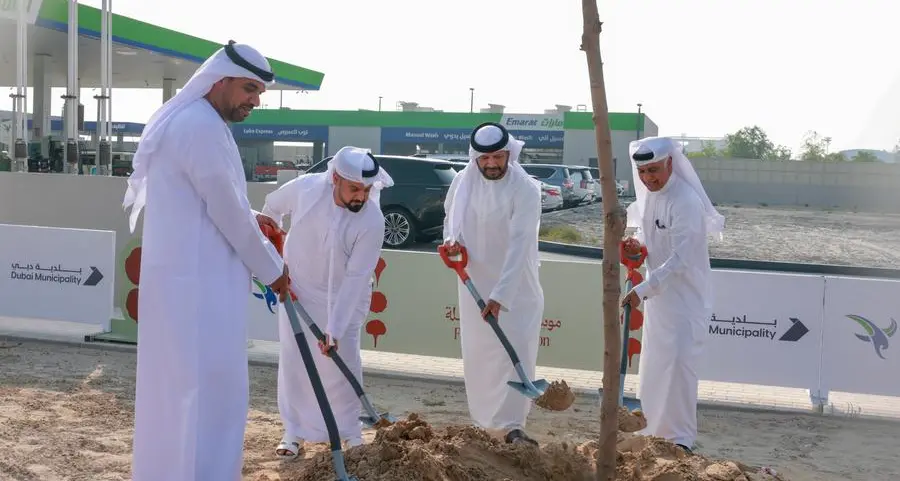 \"امارات\" تنضم إلى بلدية دبي في مبادرة زراعة أشجار الشعلة بمحطاتها في دبي