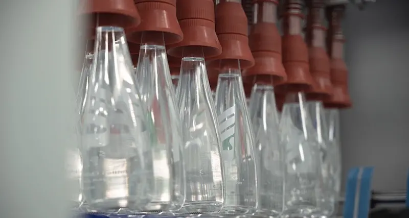 دولة الإمارات تُرسي معايير جديدة في مجال الاستدامة: استخراج 5.8 ملايين لتر من المياه من الهواء والتخلص من 11.6 مليون زجاجة بلاستيكية