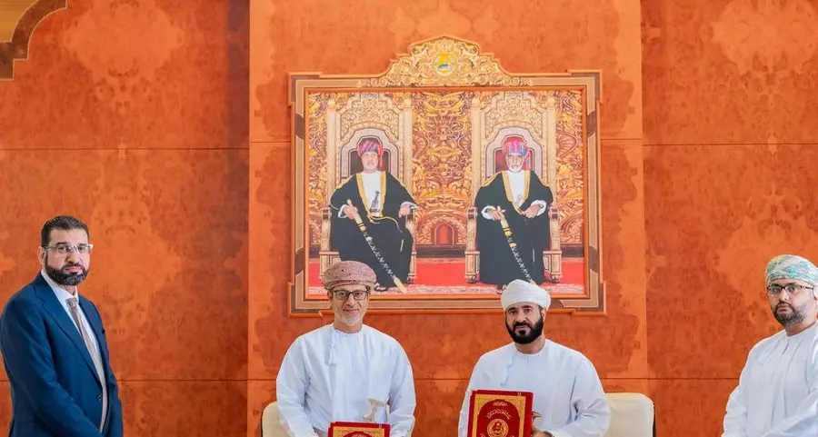 بنك نزوى يوقع مذكرة تفاهم مع وزارة الأوقاف والشؤون الدينية لتعزيز إدارة الأوقاف وأطر المالية الإسلامية