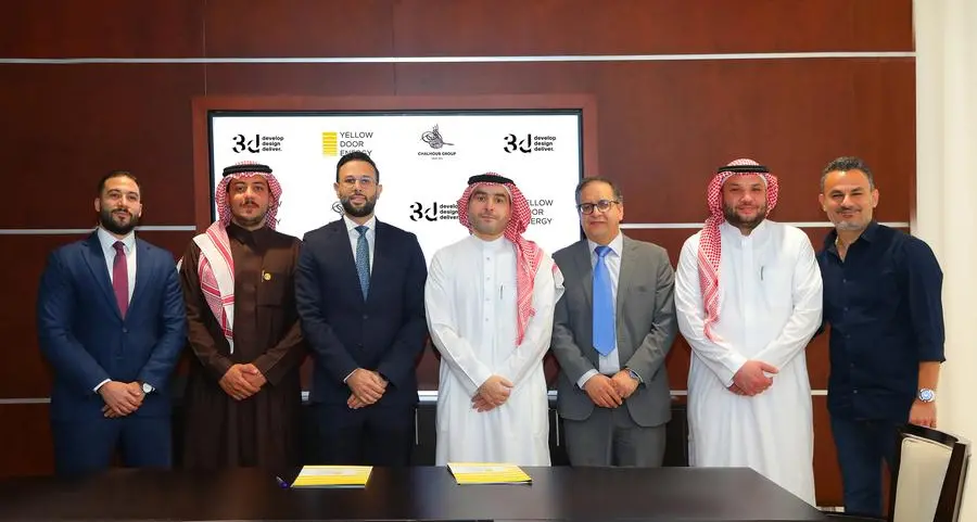 مجموعة شلهوب وشركة Yellow Door Energy توقعان عقد تأجير محطة طاقة شمسية