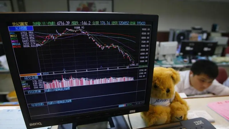 Asian stocks climb on Wall Street boost, currencies waver against strong dollar