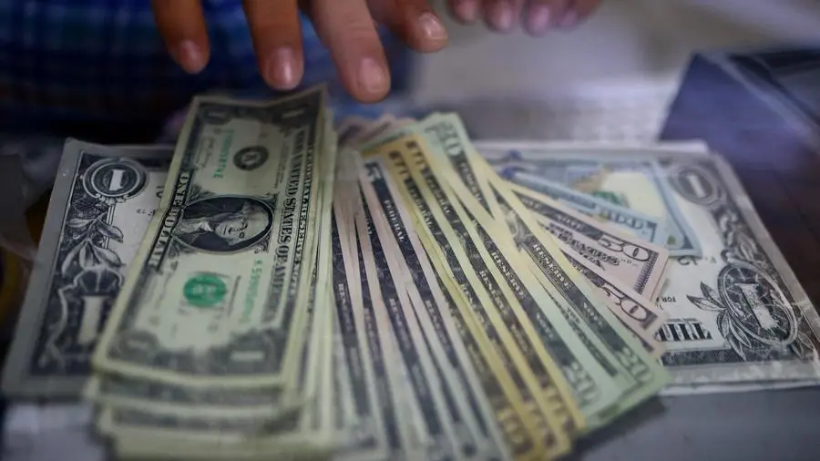 US dollar holds gains after GDP falls in Q1