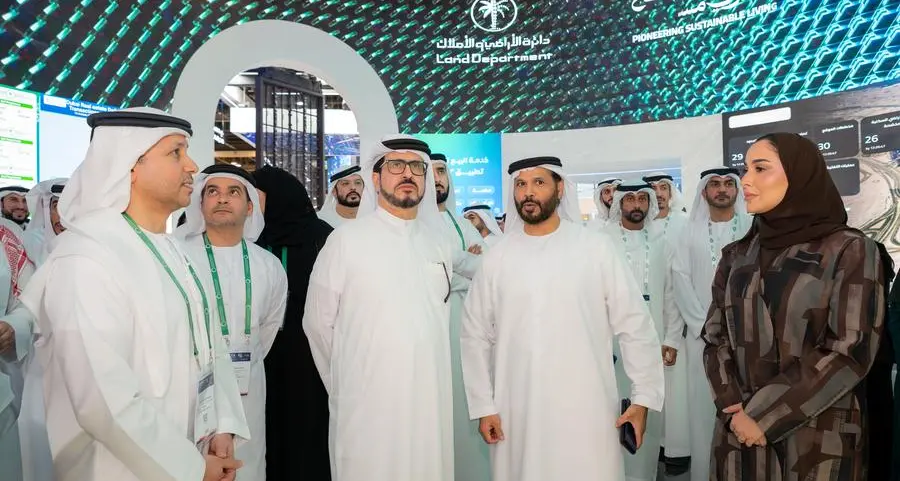 معالي سعيد الطاير يتفقد منصة هيئة كهرباء ومياه دبي ويزور عدداً من المؤسسات المشاركة في \"جيتكس جلوبال 2025\"