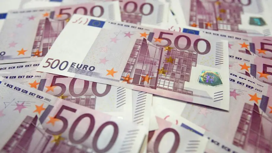 Euro zone bond yields dragged lower by U.S. Treasuries