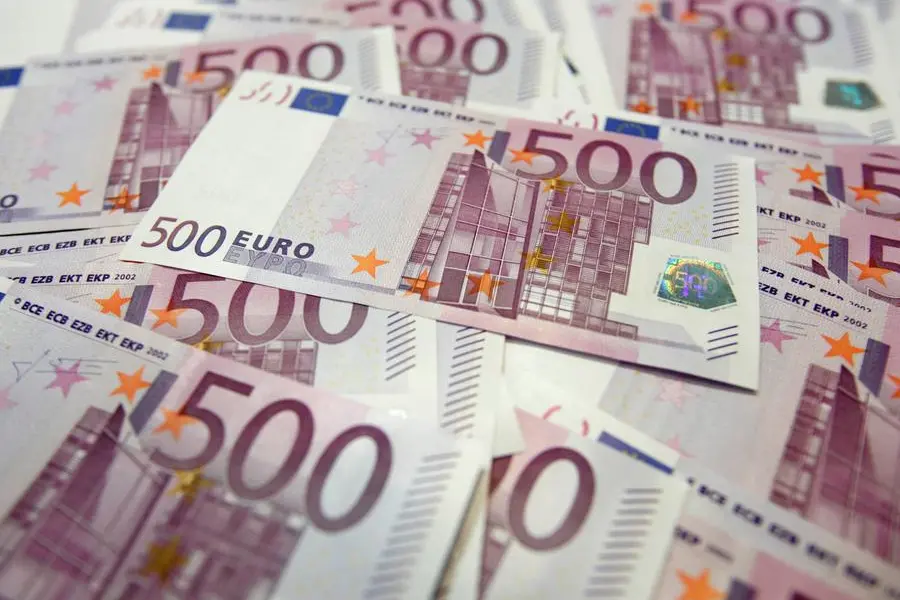 Euro zone bond yields dragged lower by U.S. Treasuries