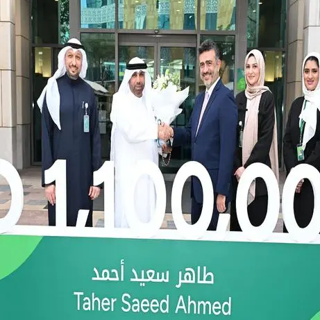 طاهر سعيد أحمد يتسلم 1.1 مليون دينار بحريني جائزة \"حصادي\" الكبرى من بيت التمويل الكويتي - البحرين