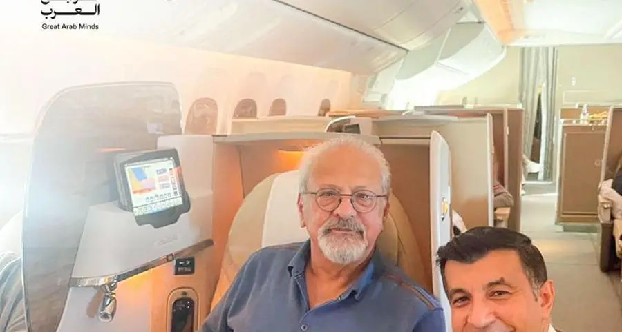 طيران الإمارات تحتفي بنوابغ العرب وتكرّمهم أثناء رحلاتهم على متنها