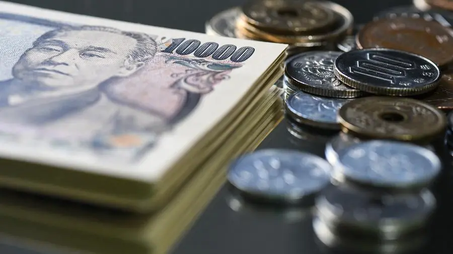 Yen rallies on rate hike bets as equity markets swing