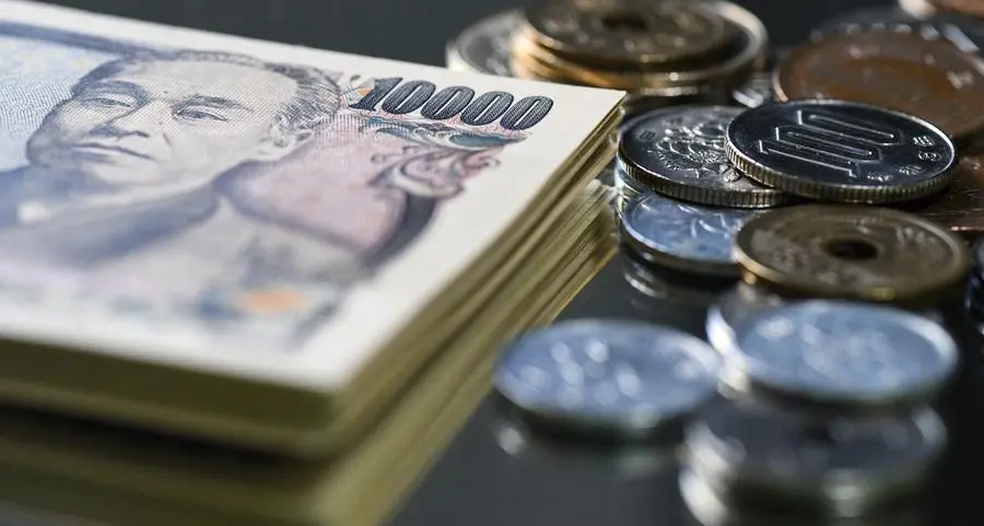 Yen rallies on rate hike bets as equity markets swing