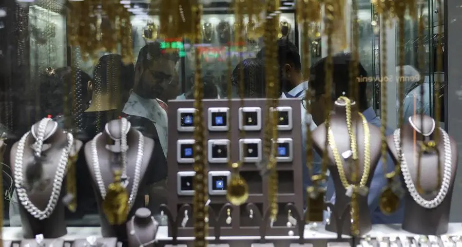 Gold heads for weekly dip, platinum hits highest in more than a decade