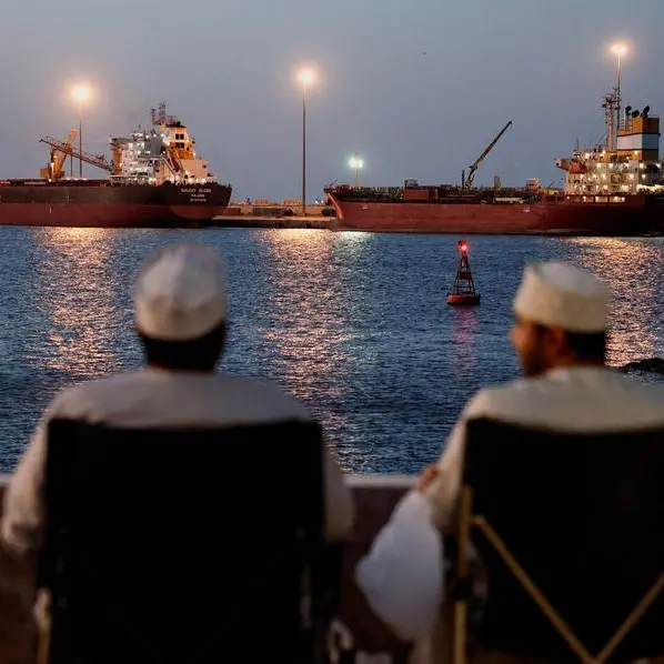 Oil falls as Trump predicts Middle East de-escalation