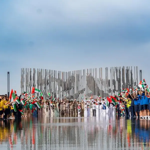 الدار للتعليم تدعم مبادرة صاحب السمو الشيخ محمد بن راشد آل مكتوم وتشارك أكثر من 300 طالب وولي أمر ومعلم وموظف في فعالية وطنية لرفع علم دولة الإمارات