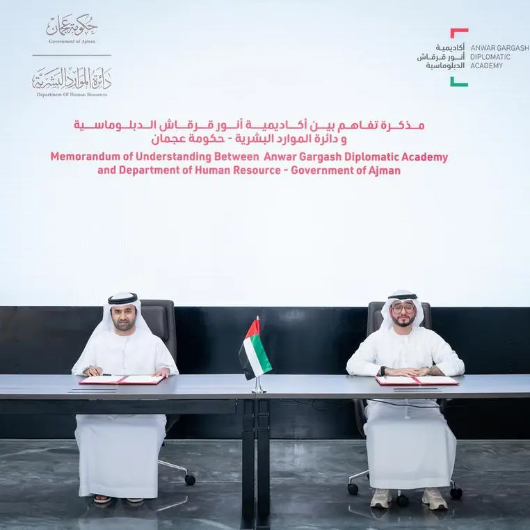 أكاديمية أنور قرقاش الدبلوماسية ودائرة الموارد البشرية لحكومة عجمان توقعان مذكرة تفاهم لتعزيز التعاون المشترك