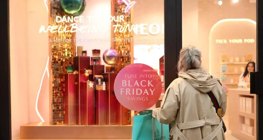 UK Christmas spending to rise 3.5% despite slow start, says PwC