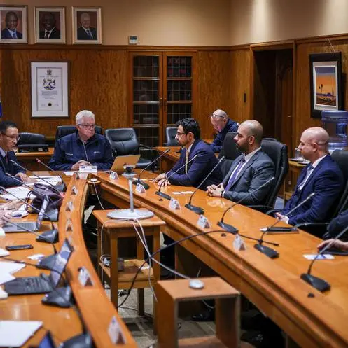 غرف دبي تبحث مع رئيس وزراء مقاطعة كيب الغربية تعزيز حركة التجارة والاستثمار البينية