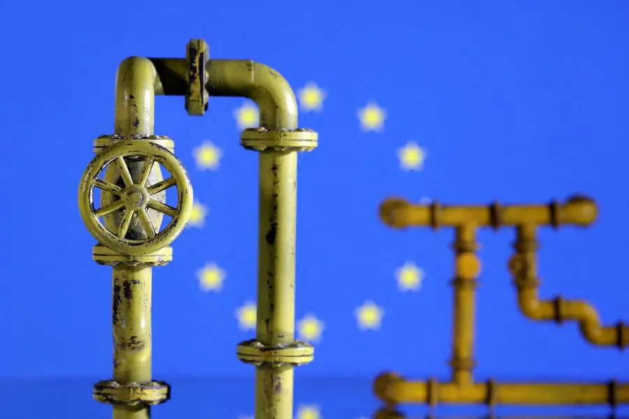FILE PHOTO: Model of natural gas pipeline and EU flag, July 18, 2022. REUTERS/Dado Ruvic/Illustration. , Reuters