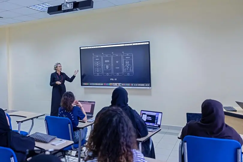 جامعة أبوظبي تحصل على براءة اختراع لتطبيق مدعوم بالذكاء الاصطناعي يترجم لغات الإشارة لأصحاب الهمم