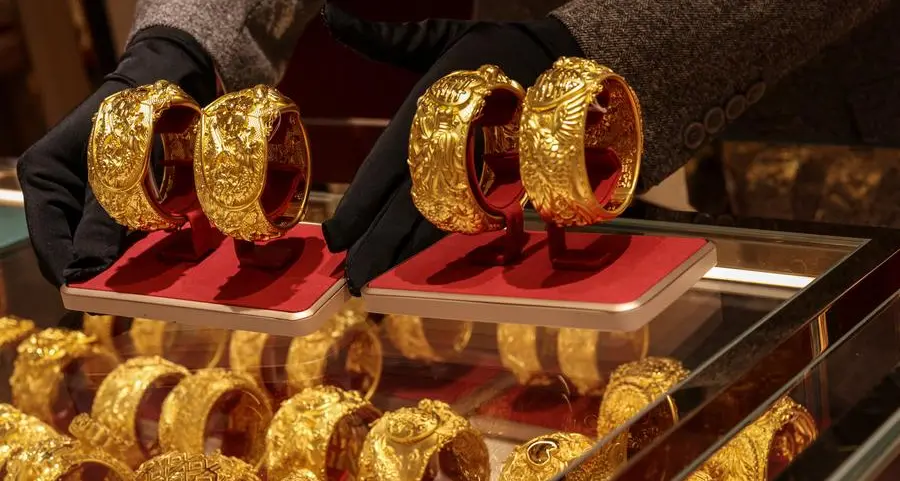 Gold ticks lower on increased risk appetite; investors await U.S. economic data