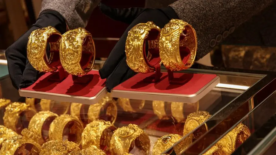 Gold falls, hovers near 1-1/2-month low on increased rate hike bets