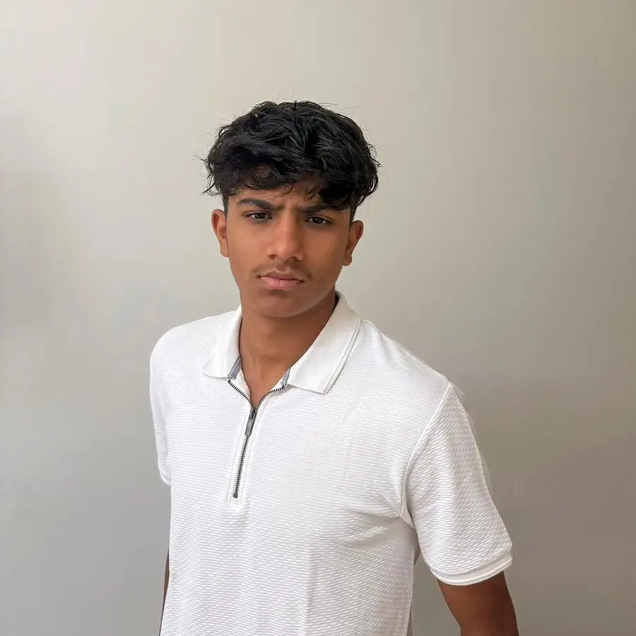 طالب مقيم في الإمارات بعمر 17 عامًا يطلق برنامج \"كيك كونكت\" لفتح آفاق عالمية أمام لاعبي كرة القدم