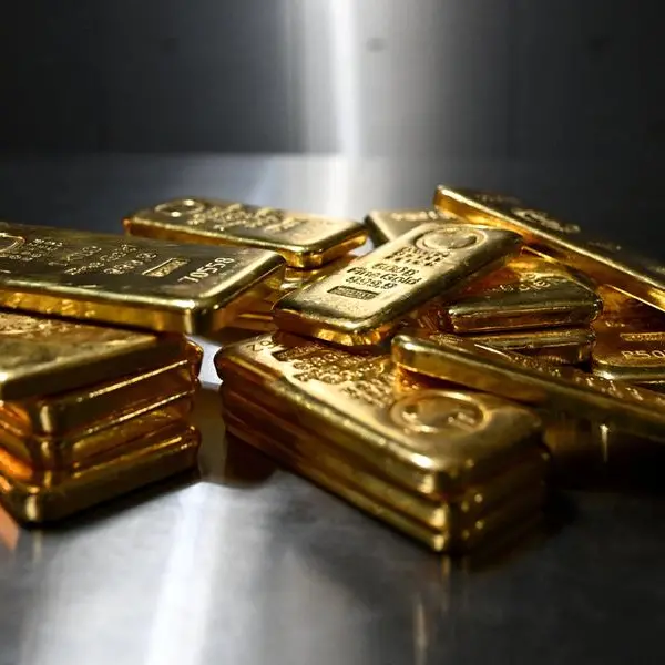 Gold gains on softer dollar, safe‑haven bid amid US tariff uncertainty