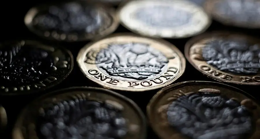 Sterling hits 17-year high against yen as traders overlook rate divergence
