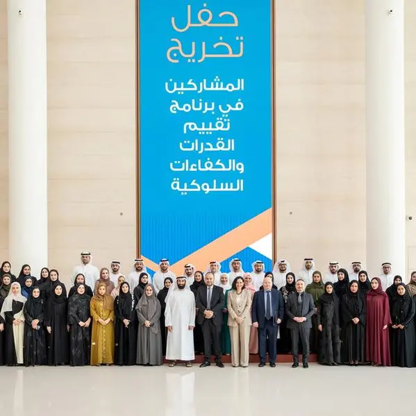 دائرة الموارد البشرية لحكومة دبي تعلن عن تخريج 100 موظف في أحدث برامجها التأهيلية