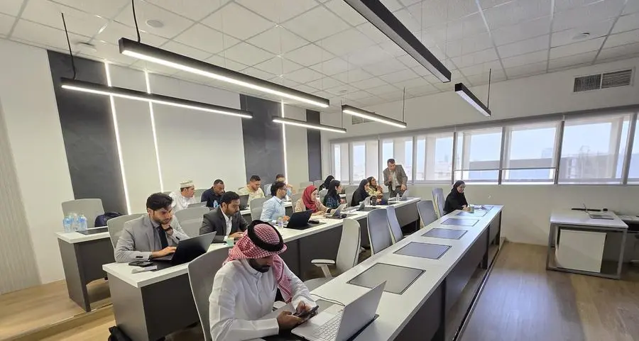 جامعة الخليج العربي تنفذ ورشة عمل تدريبية حول \"التقنيات الناشئة في الإدارة الذكية للموارد المائية\"