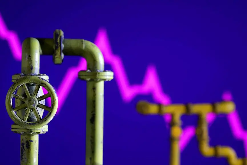 FILE PHOTO: Model of natural gas pipeline and decreasing stock graph, July 18, 2022. REUTERS/Dado Ruvic/Illustration/File Photo , Reuters/REUTERS