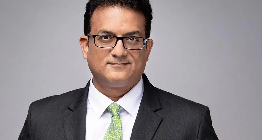 المشرق يطلق خدمة \"Visa Commercial Pay\" عبر الهاتف المتحرك