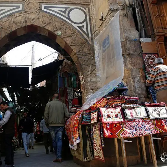 Cairo governor briefs PM on Khan el-Khalili, Rameses Square development