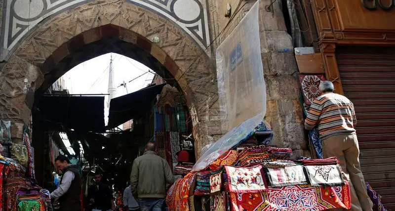 Cairo governor briefs PM on Khan el-Khalili, Rameses Square development