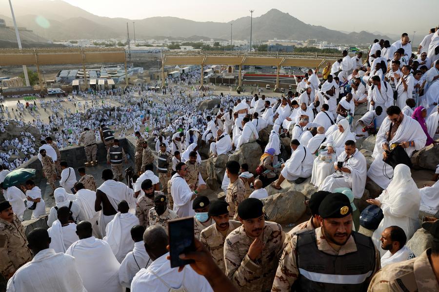 Saudi minister reviews preparations for pilgrims' movement to Arafat