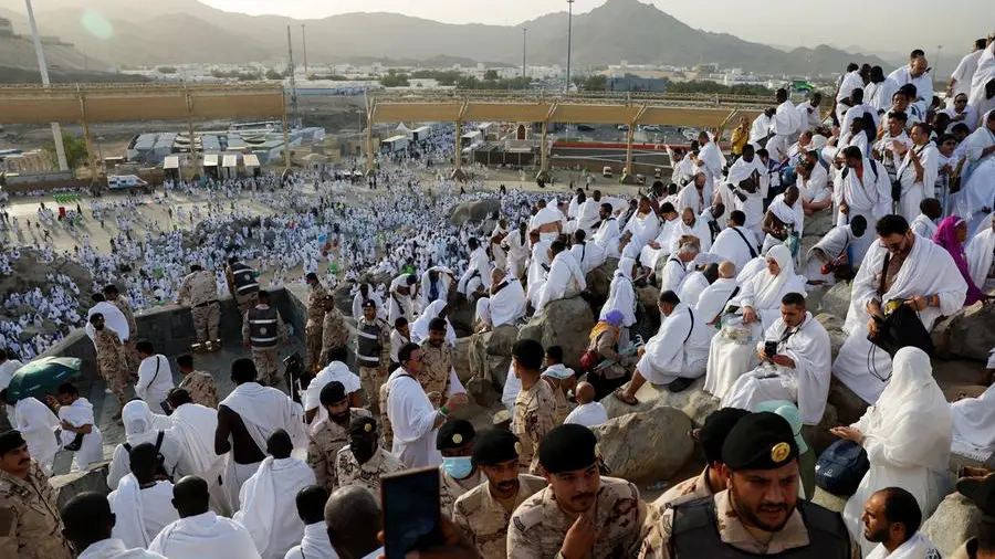 Saudi minister reviews preparations for pilgrims' movement to Arafat