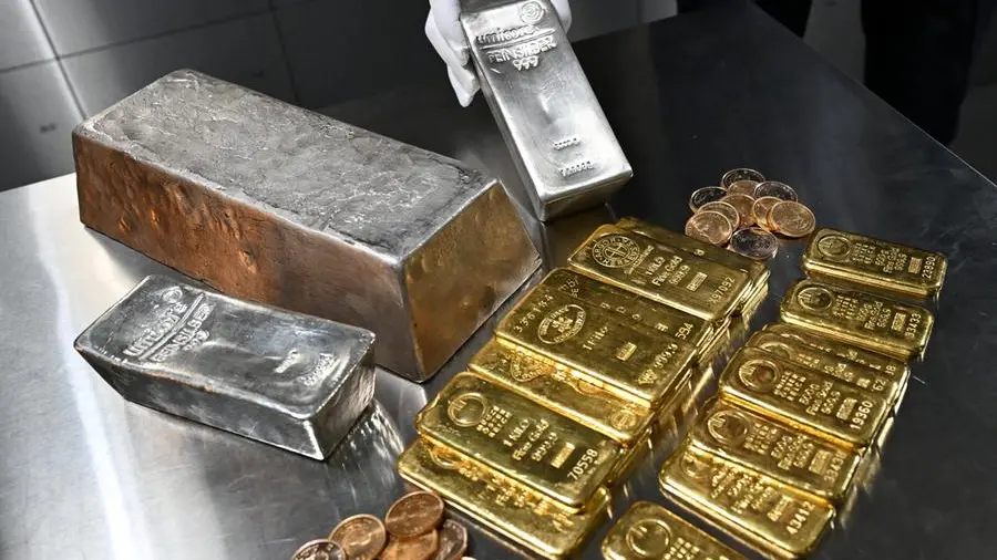 Gold, silver fall further as CME margin hike stokes selling