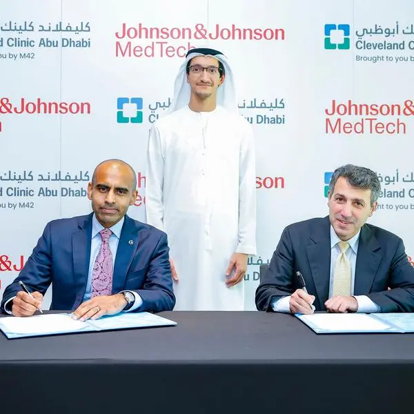 كليفلاند كلينك أبوظبي يُوقّع اتفاقية لإطلاق تجربة رائدة لمنصّة بوليفونِك الجراحية