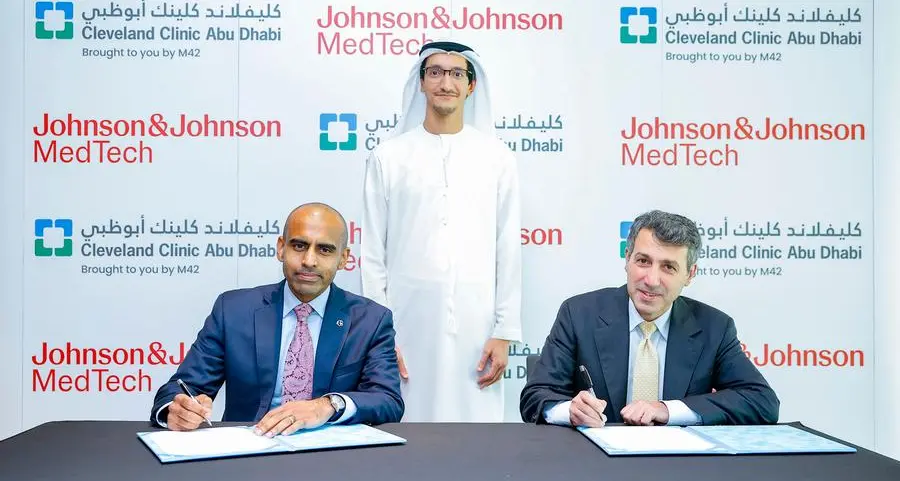 كليفلاند كلينك أبوظبي يُوقّع اتفاقية لإطلاق تجربة رائدة لمنصّة بوليفونِك الجراحية