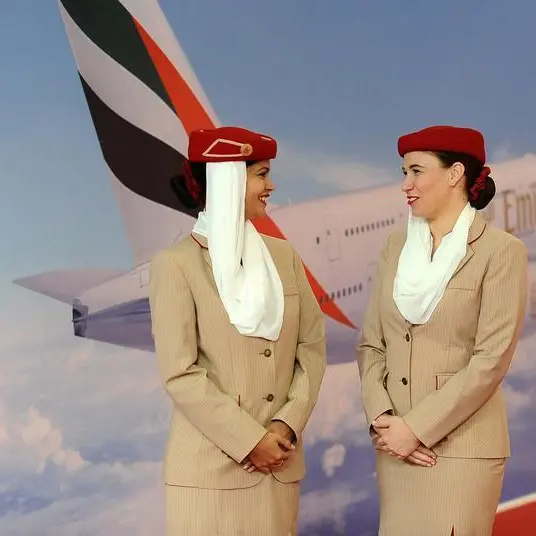 «طيران الإمارات» تعزز راحة مسافري «السياحية» بحقيبة تفاعلية