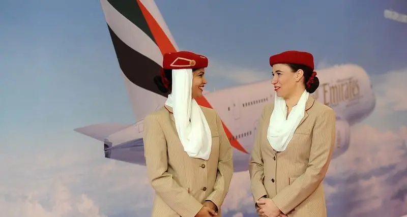 «طيران الإمارات» تعزز راحة مسافري «السياحية» بحقيبة تفاعلية