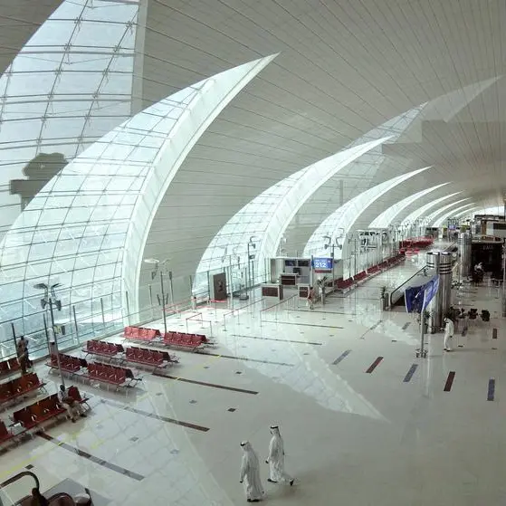 محمد بن راشد يزور مطار دبي الدولي ويطمئن على راحة وسلامة مستخدميه
