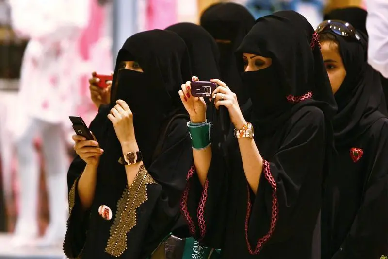 سعوديات يستخدمن وسائل التواصل الاجتماعي لصيانة أجهزة الجوال للسيدات